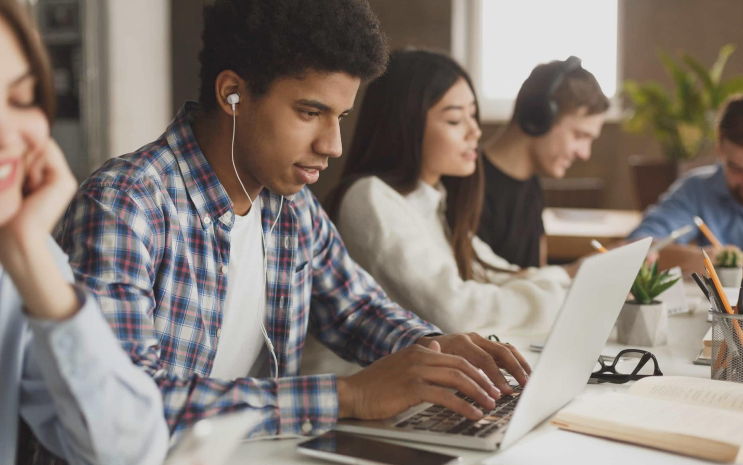 Espace de travail organisé avec plusieurs écrans montrant des tableaux de bord de surveillance cloud